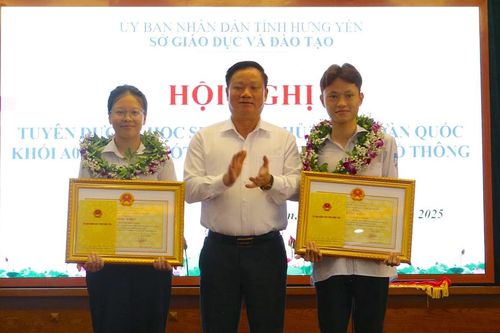 Hưng Yên tuyên dương hai thủ khoa giành 30 điểm khối A00