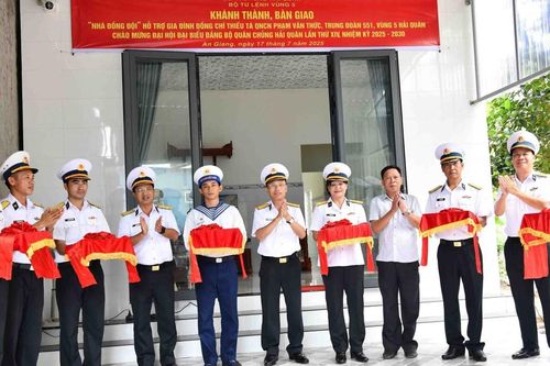 Bộ Tư lệnh Vùng 5 Hải quân bàn giao nhà đồng đội cho quân nhân có hoàn cảnh khó khăn