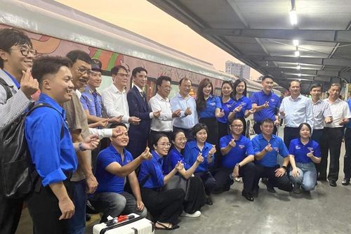 Chuyến tàu thanh niên với hành trình về nguồn: Đi để yêu thêm đất nước anh hùng
