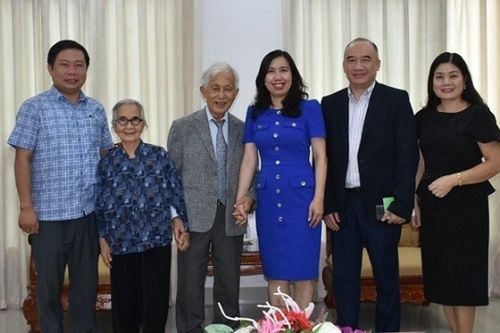 Thứ trưởng Lê Thị Thu Hằng chúc mừng hai Giáo sư kiều bào được thăng hạng Huân chương Bắc đẩu bội tinh