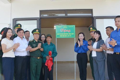 Bộ đội Biên phòng Lào Cai bàn giao 28 căn nhà cho người dân bị ảnh hưởng thiên tai