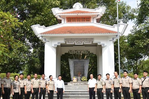 Thứ trưởng Mai Lương Khôi dâng hương tại Khu di tích lịch sử Bộ Tư pháp