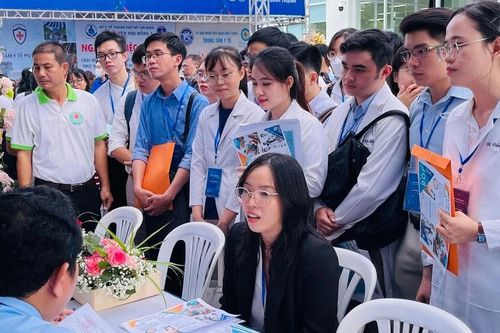 Hai bác sĩ trẻ tình nguyện ra Đặc khu Côn Đảo công tác