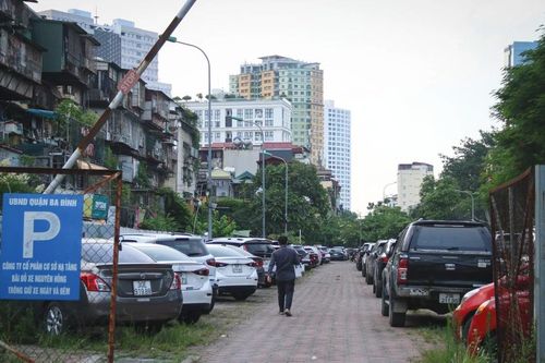Loạt dự án bãi xe ở Hà Nội quây tôn, 'bất động' nhiều năm