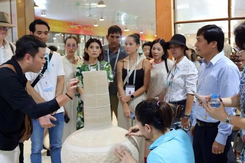 Khách quốc tế ấn tượng với di sản Cát Bà, trải nghiệm làm gốm Chu Đậu