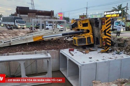 Nam công nhân tử vong sau khi cần cẩu bất ngờ đổ sập