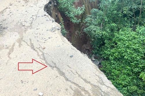 Đường sạt lở, tạo vách sâu 5-10m rợn người, không ai nhận sửa