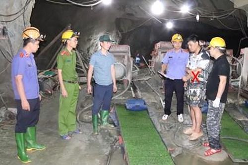 Xuyên rừng, vượt suối truy quét 'vàng tặc'