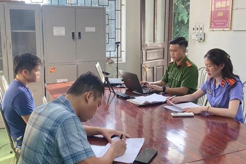 Kiểm sát viên VSND khu vực 5 Ninh Bình lấy lời khai ghi hình có âm thanh