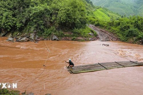 Điện Biên: Người dân liều mình đi bè tre qua suối lũ ở Nậm Kè