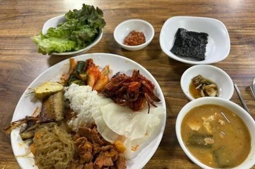 Ăn quá nhiều tại quán buffet, một phụ nữ Hàn Quốc bị mắng trước đám đông