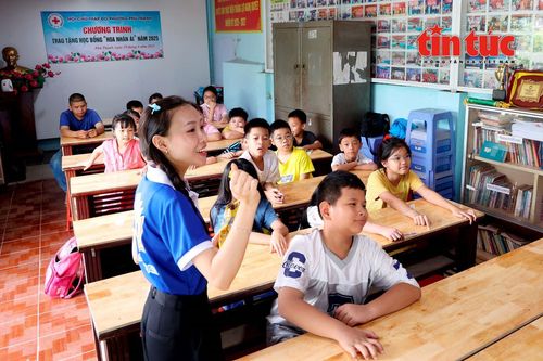 Những 'Gia sư áo xanh' trên mặt trận tình nguyện