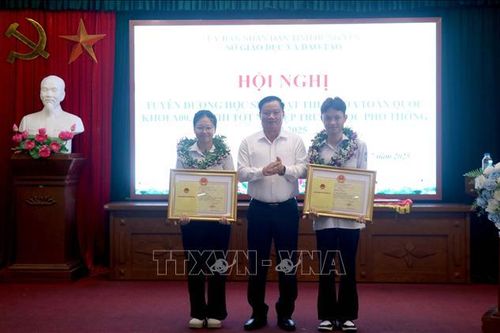 Tuyên dương học sinh đạt thành tích xuất sắc trong kỳ thi năm 2025