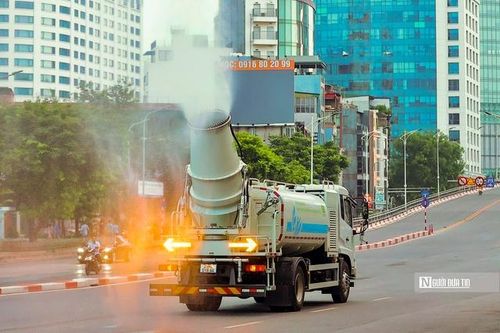 Tận mắt thấy 'pháo xa sương mù' dập bụi ở Hà Nội