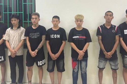 Khởi tố nhóm thanh niên ném vỏ chai vào ô tô đi đường