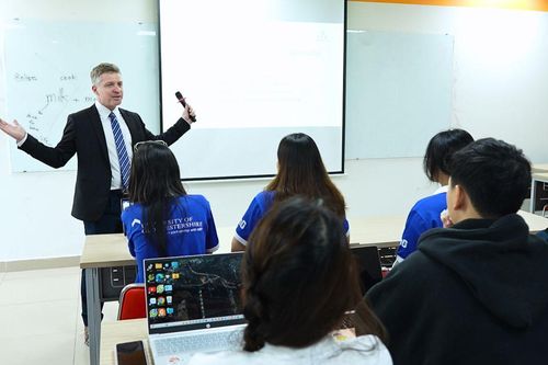 Theo học chương trình Cử nhân Anh Quốc bỏ qua áp lực điểm số, chỉ cần tốt nghiệp THPT