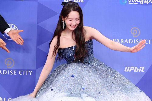 Yoona với cú ngã 'tuyệt đối điện ảnh' trên siêu thảm đỏ Rồng Xanh 2025
