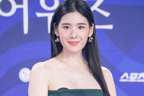 Nữ diễn viên gặp sự cố trang phục trên thảm đỏ Lễ trao giải Rồng Xanh