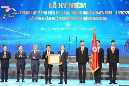 Bệnh viện Phụ Sản Trung ương đón nhận Huân chương Lao động hạng Ba