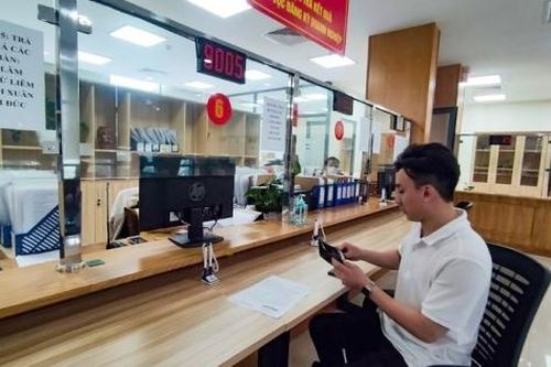 Thủ tướng chấn chỉnh tình trạng 'cò giấy tờ' tại trung tâm hành chính công