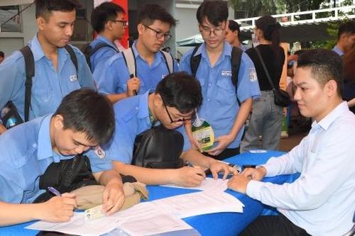 100 doanh nghiệp tuyển dụng 4.200 việc làm tại ngày hội việc làm Cao Thắng
