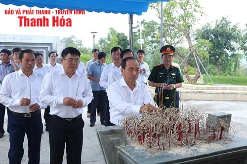 Đoàn đại biểu tỉnh Thanh Hóa viếng các anh hùng liệt sỹ hy sinh tại Chiến trường Điện Biên Phủ