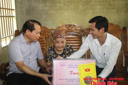 Trưởng Ban Tổ chức Tỉnh ủy Nguyễn Văn Hùng thăm, tặng quà tri ân các gia đình chính sách tại xã Thanh Kỳ