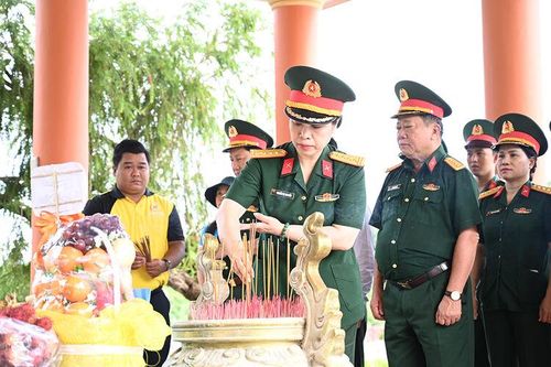 Ban Phụ nữ Quân đội trao quà tại hai xã Hòn Đất và Mỹ Thuận