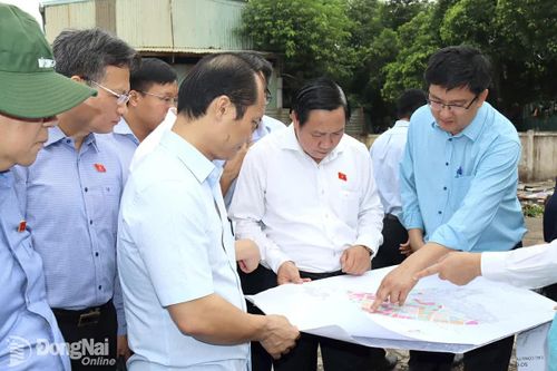 Đoàn Đại biểu Quốc hội tỉnh Đồng Nai dâng hương tại Bia ghi công Đại đội Lam Sơn và giám sát Khu công nghiệp Biên Hòa 1