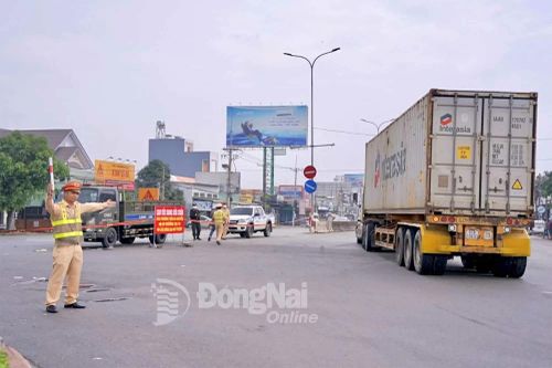 [Chùm ảnh] Cảnh sát giao thông căng sức điều tiết, ngăn ùn tắc tái diễn trên quốc lộ 51
