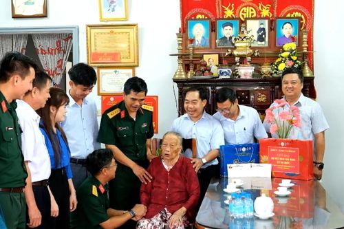 Bộ Chỉ huy quân sự tỉnh và xã Xuân Phú thăm, tặng quà tri ân Mẹ Việt Nam anh hùng Đỗ Thị Miên