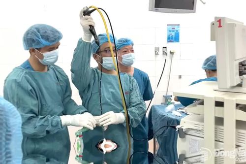 Gắp thành công nắp bút bi nhựa trong đường hô hấp của bệnh nhi