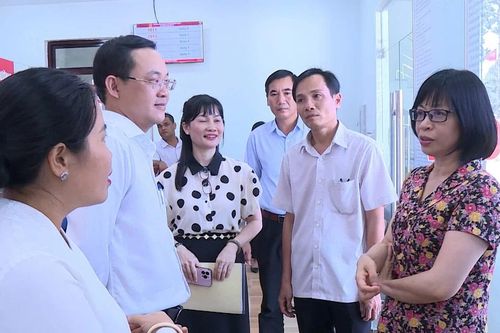Phó Chủ tịch UBND tỉnh Nguyễn Thị Thanh Lịch kiểm tra tình hình vận hành chính quyền 2 cấp ở phường Tam Quan