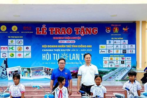 Trao tặng quà cho học sinh khó khăn tại xã Bình Phú