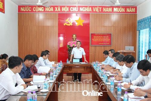 Phó Trưởng đoàn chuyên trách Đoàn Đại biểu Quốc hội tỉnh Lê Hữu Trí làm việc với xã Vạn Hưng