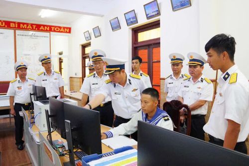 Phó Tư lệnh, Tham mưu trưởng Vùng 4 Hải quân nắm tình hình thực hiện nhiệm vụ tại Trung đoàn Ra-đa 451