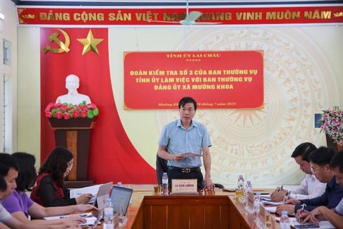 Chủ tịch UBND tỉnh Lê Văn Lương làm việc tại xã Mường Khoa