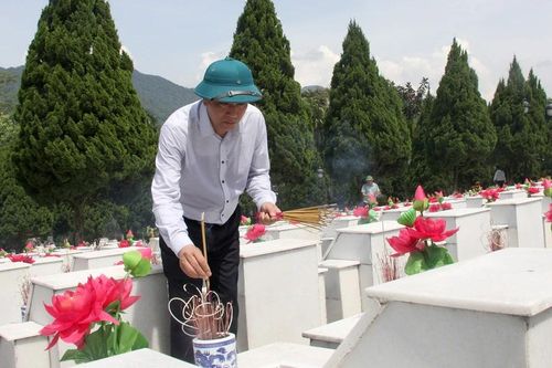 Phó Bí thư Thường trực Tỉnh ủy Hoàng Giang viếng Nghĩa trang liệt sĩ Quốc gia Vị Xuyên