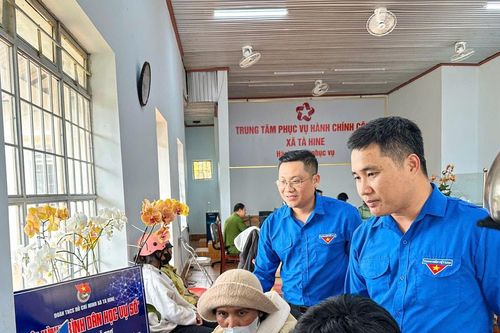 Bí thư Tỉnh Đoàn Lâm Đồng thăm, động viên các đội hình thanh niên tình nguyện