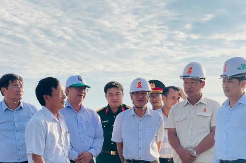 Phó Chủ tịch UBND tỉnh Lâm Đồng Lê Trọng Yên kiểm tra Công trình khu neo đậu tránh trú bão kết hợp cảng cá Phú Quý