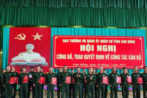 Bộ CHQS tỉnh Lâm Đồng trao 127 quyết định về công tác cán bộ