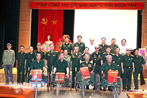 Bộ Tư lệnh Quân khu 3 thăm, tặng quà Trung tâm Nuôi dưỡng thương bệnh binh nặng và điều dưỡng người có công Hà Nam