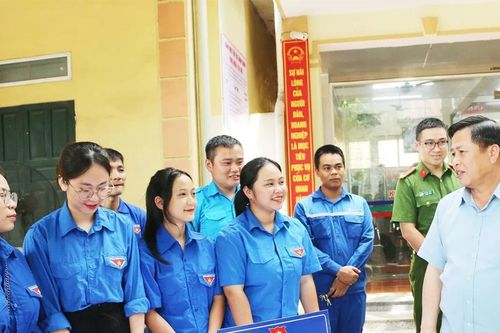 Phó Chủ tịch UBND tỉnh Đinh Công Sứ kiểm tra tình hình hoạt động của chính quyền 2 xã Pà Cò và Mai Châu