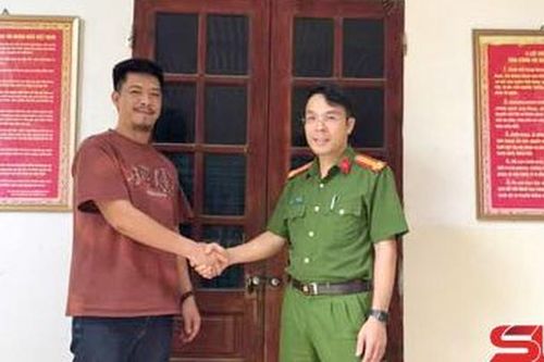 Công an xã hỗ trợ người dân nhận lại số tiền chuyển khoản nhầm