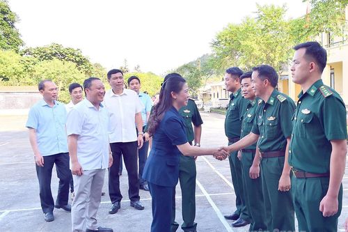Phó Bí thư Thường trực Tỉnh ủy Lê Thị Kim Dung kiểm tra việc vận hành chính quyền tại xã Tùng Vài