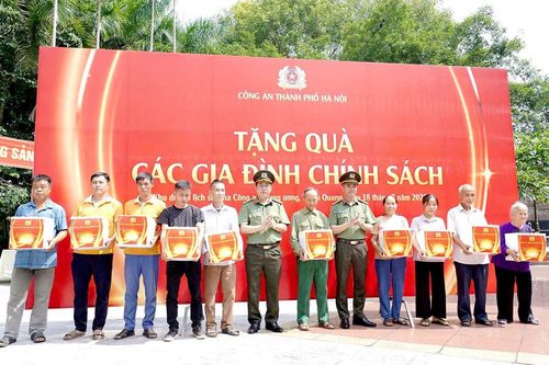Công an thành phố Hà Nội tặng quà và bàn giao nhà cho hộ có hoàn cảnh khó khăn tại Tuyên Quang
