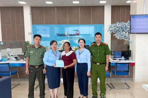 Công an xã Hùng Lợi xác minh, hỗ trợ người dân nhận lại 500 triệu đồng do chuyển khoản nhầm