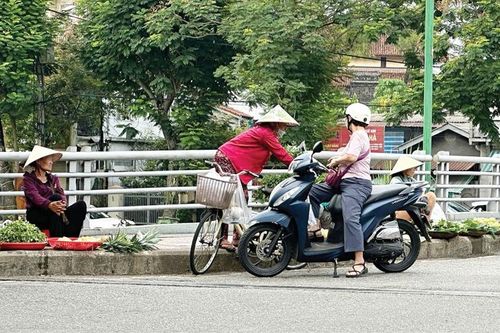 Tái diễn họp chợ trên cầu