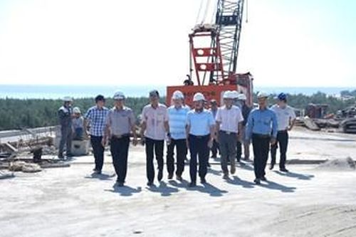 Lãnh đạo thành phố kiểm tra tiến độ cầu qua cửa biển Thuận An