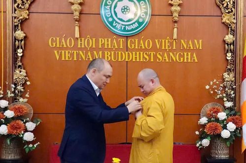 Thượng tọa Thích Đức Thiện được trao Huân chương Đại sứ thiện chí